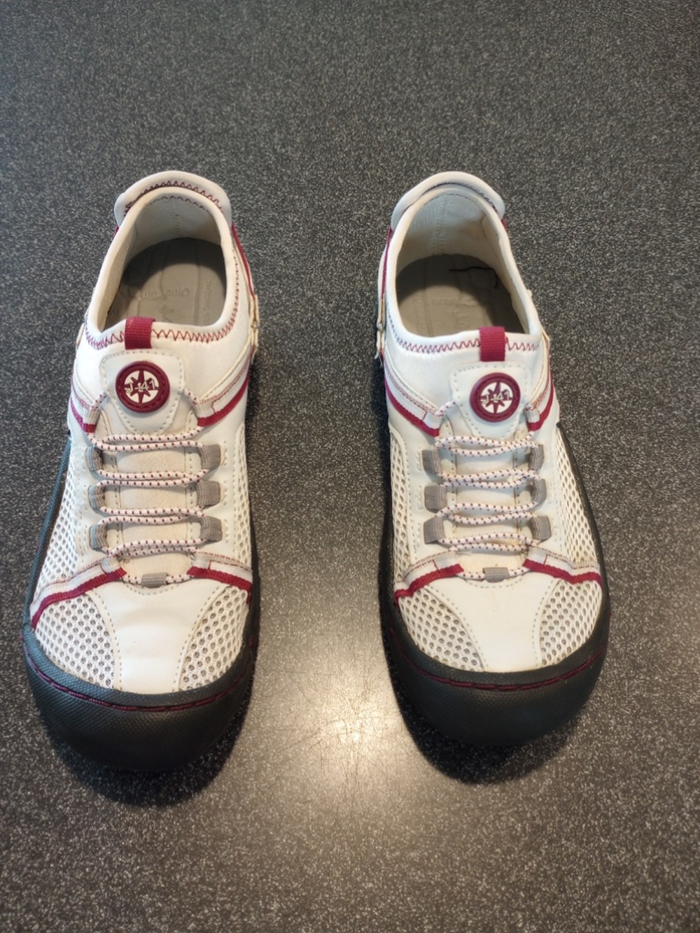 J41 Tahoe White/Red Tennis Shoes – Size 7.5